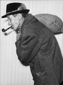 The industrious writer Jarl Appelberg got into Unnaryds savings of 27 kg femÃ¶ringar in a sack on his back. - Vintage Photograph
