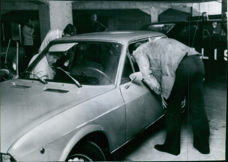 The criminal police are investigating a blue Fiat parked at SKF by the robbers - Vintage Photograph