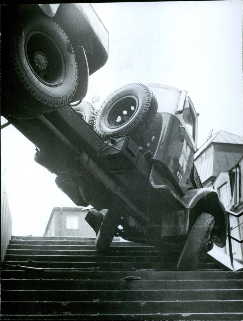 En tankfartyg går ner mot Svanbiografen - Vintage Photograph