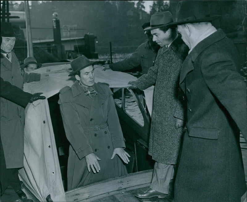 The attempted murder accused Stone Sundberg gives the boat its version of the drama facing Bertil Ringqvist, Ragnar Gottfarb and John Lund Wall. - Vintage Photograph