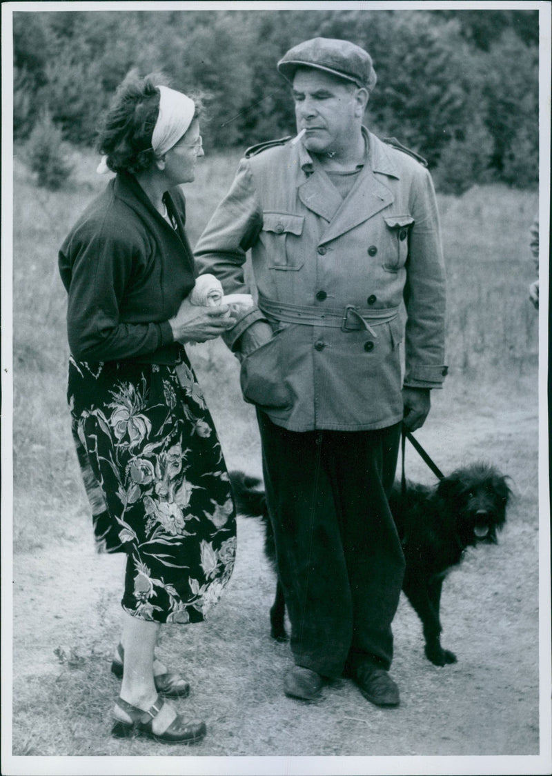 The murdered Kerstin Blom found. Mrs Inga Blomberg and Sten Svensson, who, with the help of &quot;Busters&quot; found the brown bag in the water - Vintage Photograph