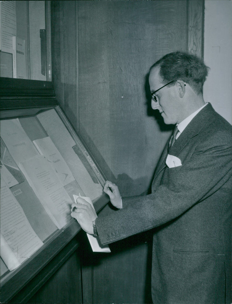 Gerard Bonnier at the manuscript of Erik Lindegren's poetry collection "Winter Offer" at the exhibition at the Royal Library in conjunction with Bonnier's 150th anniversary. - Vintage Photograph