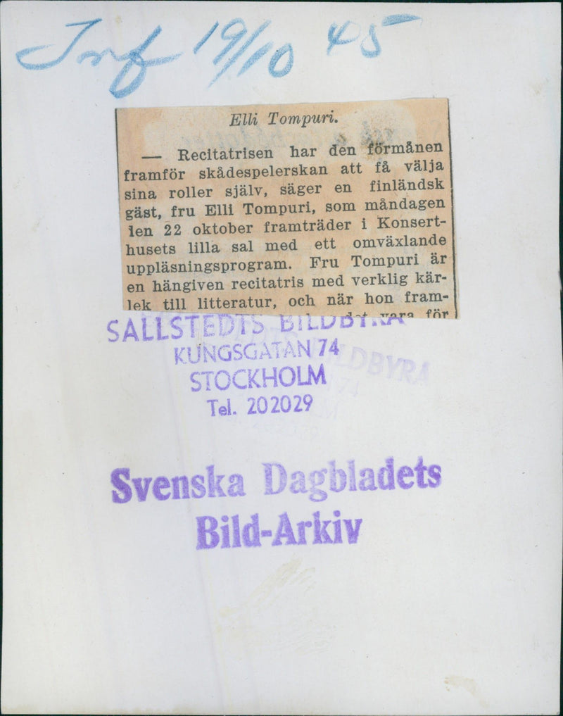 Recitatrisen Finnish Elli Tompuri appear in the Concert Hall's small hall with a varied reading programs. - 19 October 1945 - Vintage Photograph