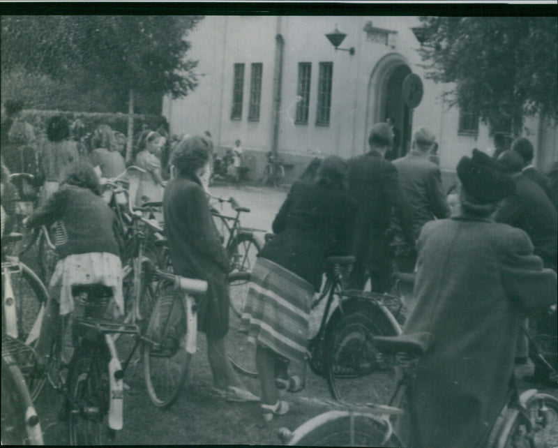 People Meet in conjunction with the taxi murder in Avesta. - 23 August 1949 - Vintage Photograph