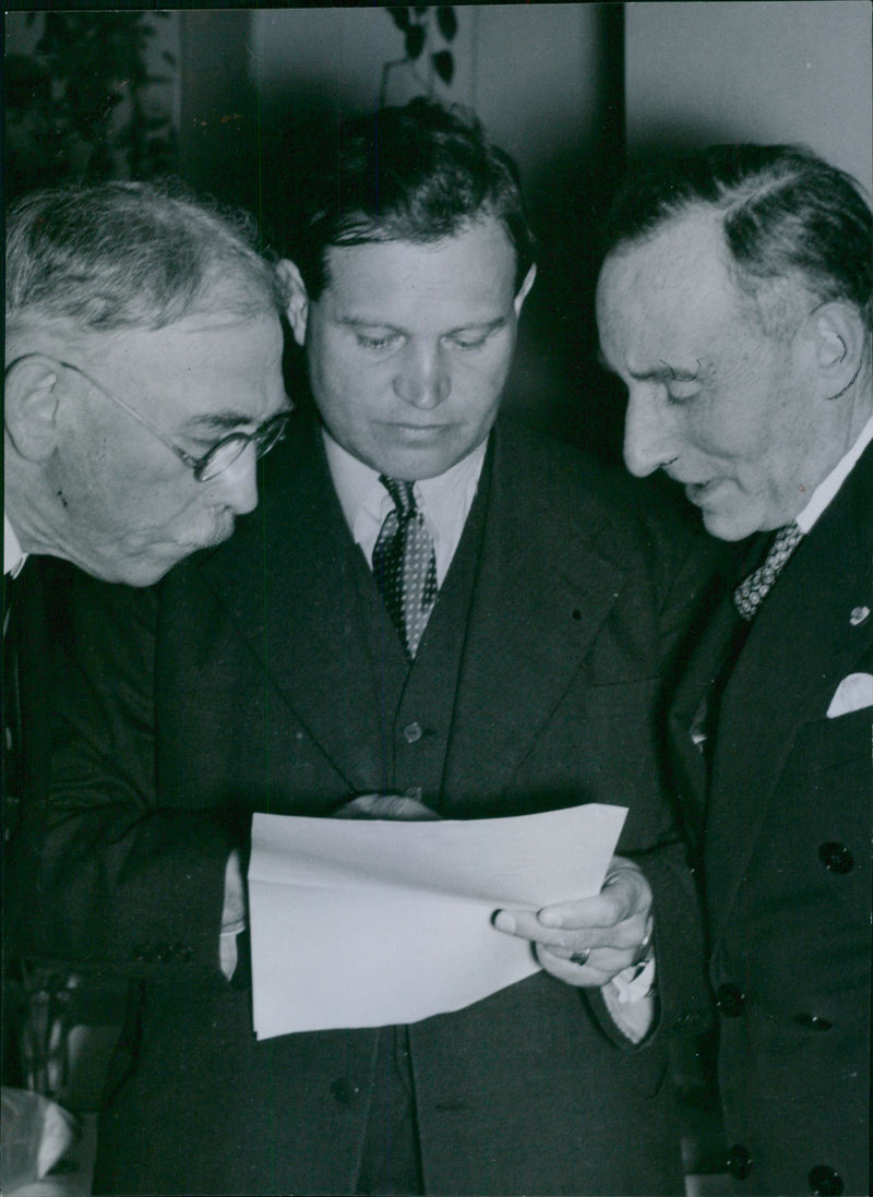 Associate Professor Jack Adams-Ray flanked by French doctors Lemierre Professor and Professor DebrÃ© on arrival at Bromma. - 28 May 1946 - Vintage Photograph