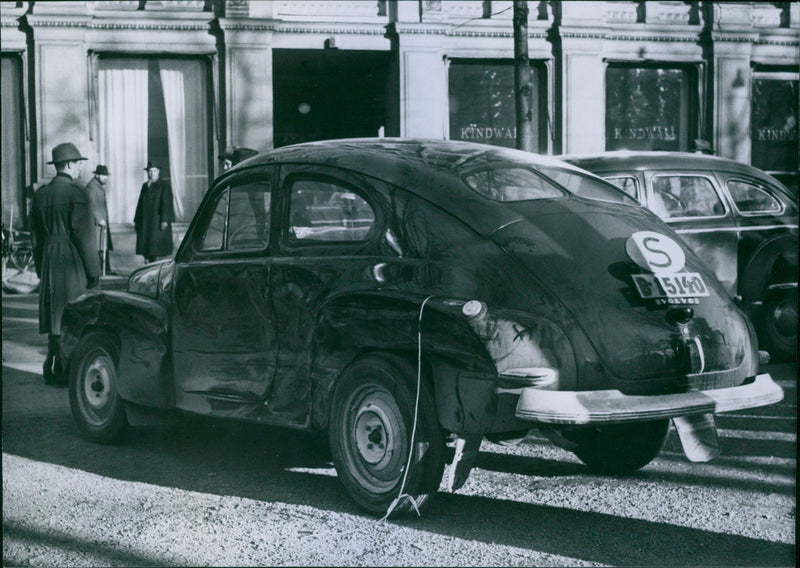 Violent collision in Kungsträdgården little Volvo was completely demolished - Vintage Photograph