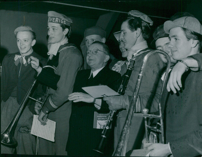 Music Bus occurred during "Book Week" that held in Osterman's marble halls. - 20 November 1948 - Vintage Photograph