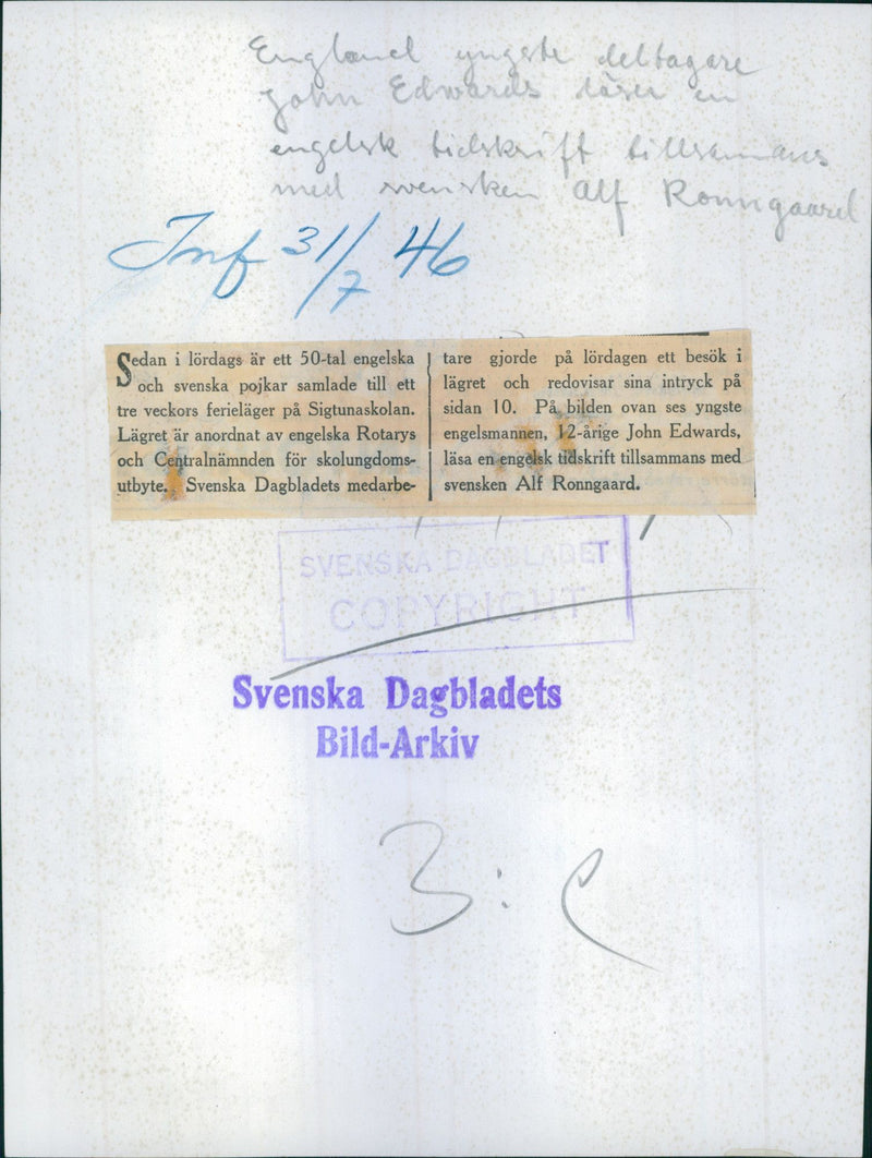 Engelsman John Edwards reads an English magazine with Swedish Alf Ronngaard during English-Swedish poetry at the Sigtunaskolan - 31 July 1946 - Vintage Photograph