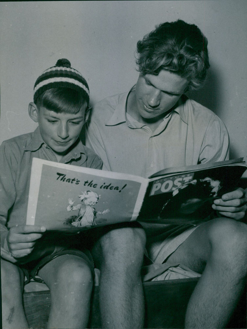 Engelsman John Edwards reads an English magazine with Swedish Alf Ronngaard during English-Swedish poetry at the Sigtunaskolan - 31 July 1946 - Vintage Photograph