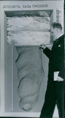 Edvard Wilbeck front of the model of the pothole at the exhibition "New Nature" at the City Museum. - 14 April 1946 - Vintage Photograph
