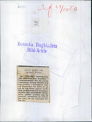 The Swiss writer Robert Crottet, TV, passes Stockholm after his three-month visit in Finland. Here with Christian Woeler. - Vintage Photograph