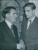 The Swiss writer Robert Crottet, TV, passes Stockholm after his three-month visit in Finland. Here with Christian Woeler. - Vintage Photograph