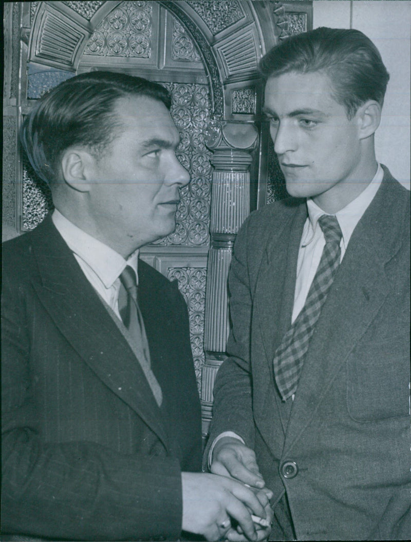 The Swiss writer Robert Crottet, TV, passes Stockholm after his three-month visit in Finland. Here with Christian Woeler. - Vintage Photograph