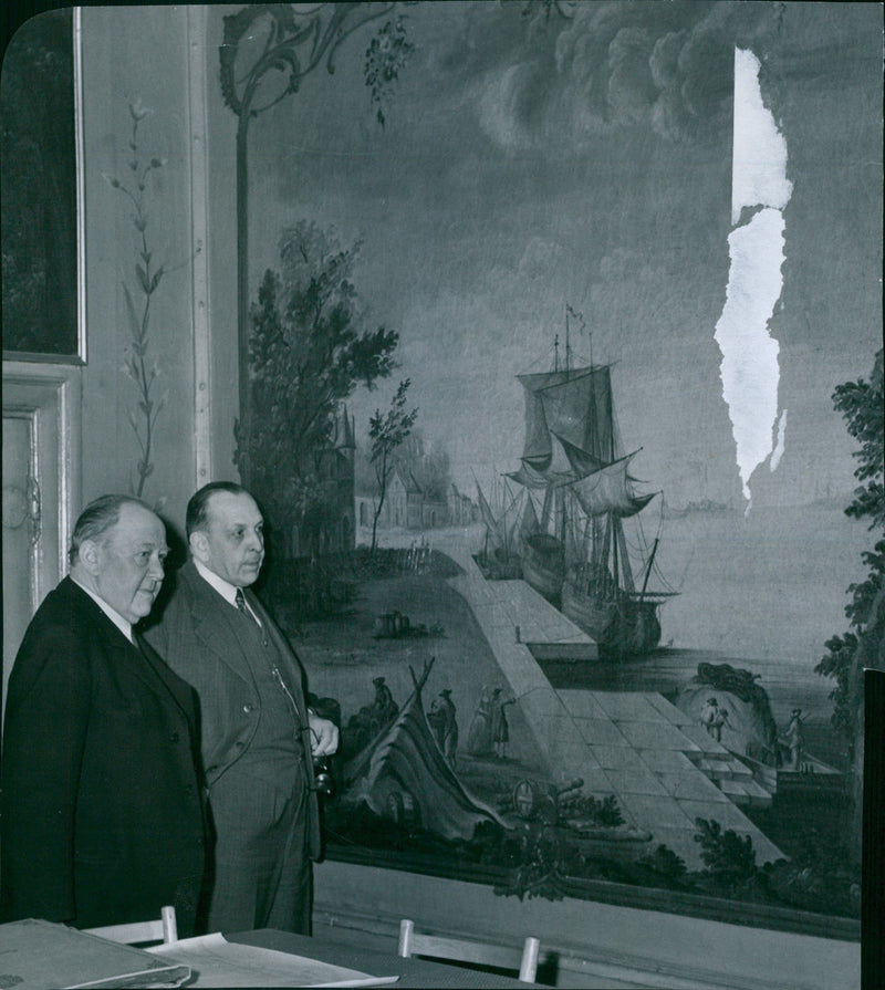 Commissions Walfred and Ragnar at their magnificent expedition during the Kalmar exhibition - Year 1947 - Vintage Photograph