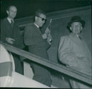 The lottery writer Munther, in dark glasses, debuts at Bromma. - 13 May 1947 - Vintage Photograph