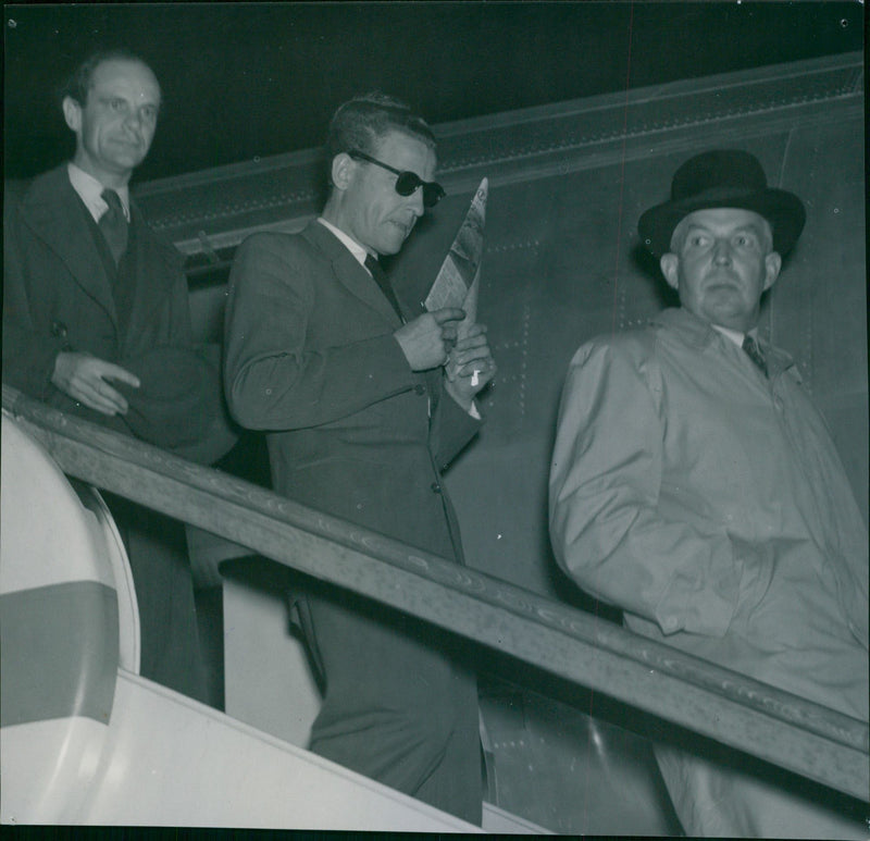 The lottery writer Munther, in dark glasses, debuts at Bromma. - 13 May 1947 - Vintage Photograph