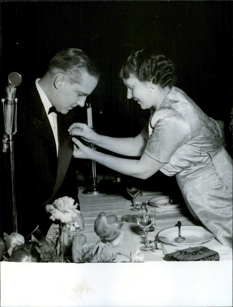 The press photographer&#39;s club is jubilating. Cashier Inge Holm receives the club&#39;s signature in gold. - 23 January 1949 - Vintage Photograph