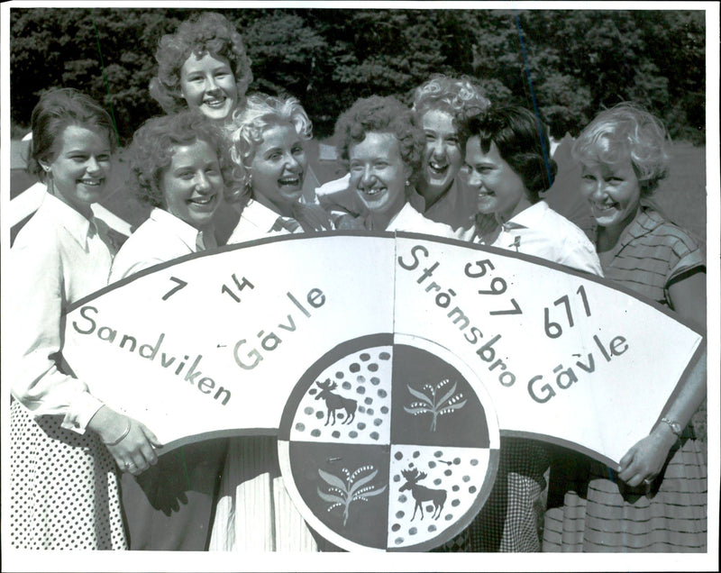 Good copy girls from GÃ¤strikland around their own pre-made landscape emblem - Vintage Photograph