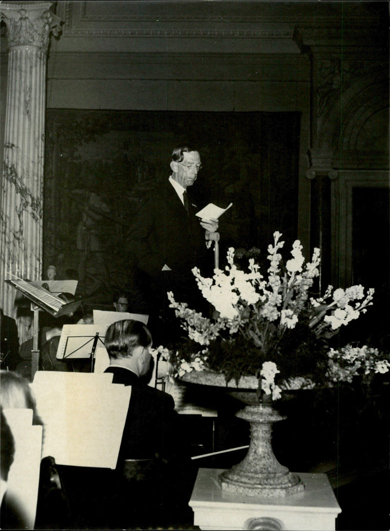 Prince William speaks at the Penn Club meeting at the National Museum - 3 June 1946 - Vintage Photograph