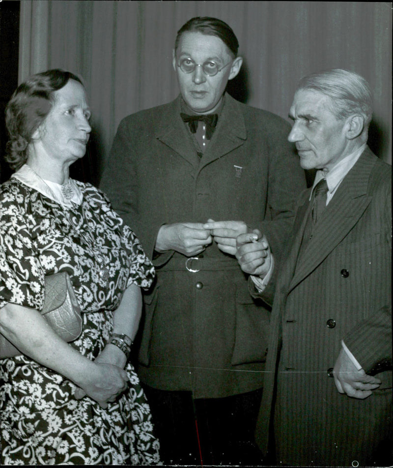 Writers meeting - 25 November 1946 - Vintage Photograph