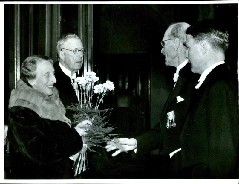 Queen Louise and the King Gustaf Adolf welcomed with flowers by Jonzon at the Academy of Music's anniversary. - Vintage Photograph