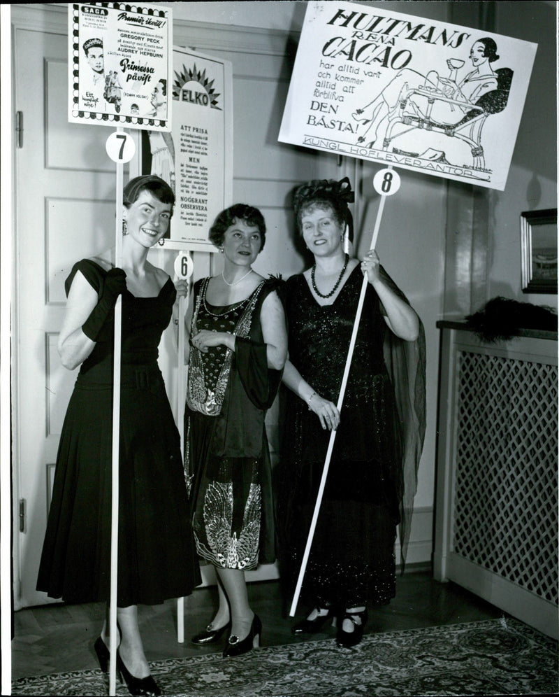 "1954 Woman" Ulla Malm with his sisters in 1929 and 1919 at the Advertising Association's 35th anniversary. - Vintage Photograph