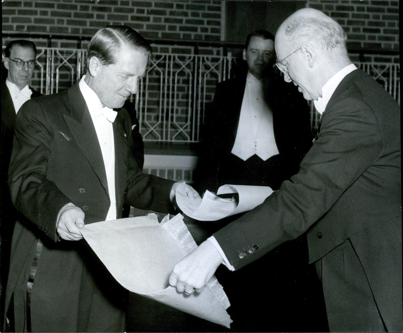 Signature Power submits charter of Gustaf Lindberg of Stockholm-Brännkyrka Rotary club's charter night. - Vintage Photograph