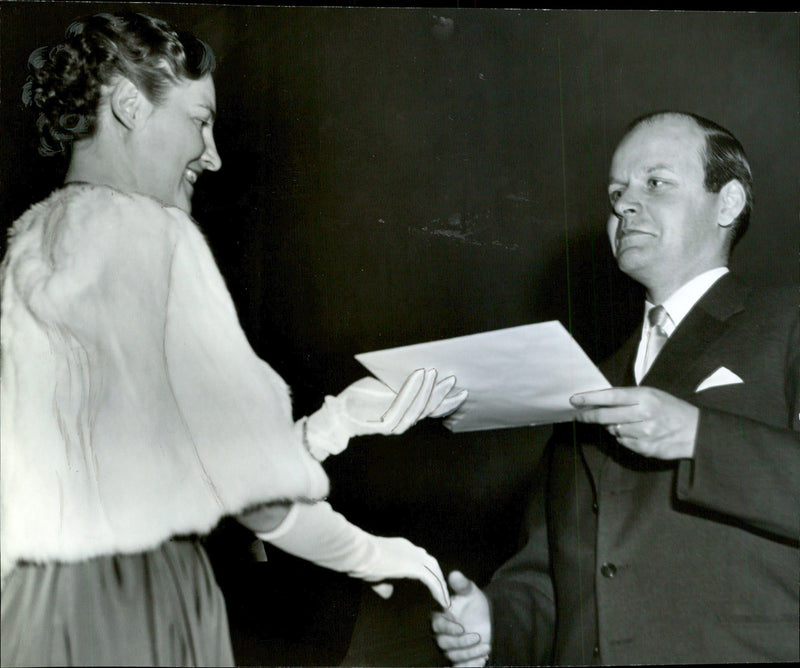Sweden clerk association's sixth two-year business administration course ended with the diploma ceremony in the Concert Hall. Frk LidÃ©n will receive a diploma of State Secretaries. R. Edenman. - Vintage Photograph
