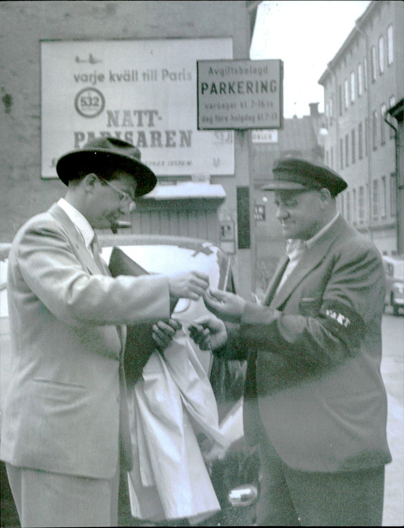 Olle receives H. Hiersemann with his Volkswagen on new, old days the parking lot at Jacob Street. - Vintage Photograph