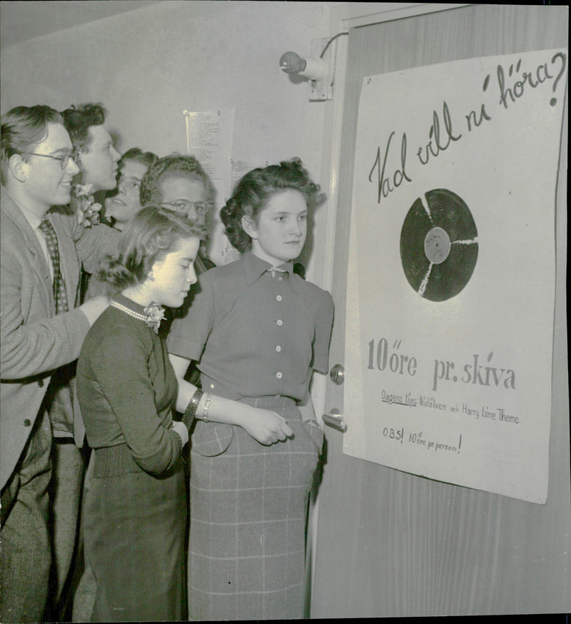 "10-penny carousel" on St. George's youth. Here queuing Lisbeth Dahlstedt and Siv Larsson to hear their favorite album - Vintage Photograph