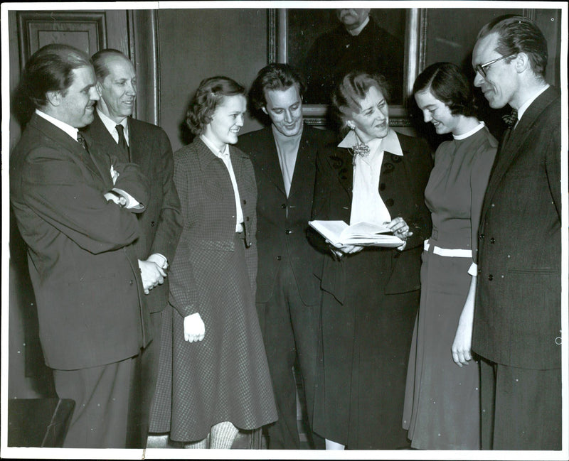 Writers Evening: School Association Simplicitas new elementary girls. From left SjÃ¶din, Blomberg, theater leaders EssÃ©n, AspenstrÃ¶m, Spong, Chairman. Nisser o. ArnÃ©r. - Vintage Photograph