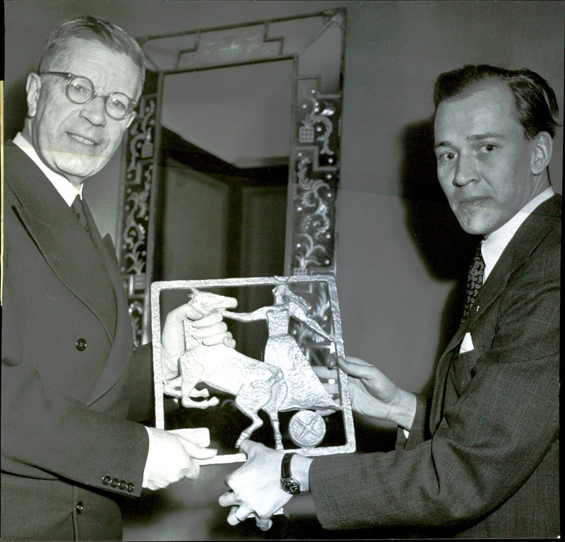 TeknologfÃ¶reningens annual meeting and the meeting of the Concert Hall. The king gives Tech. Magazine price advertising consultant Leijon the best industry advertising. - Vintage Photograph