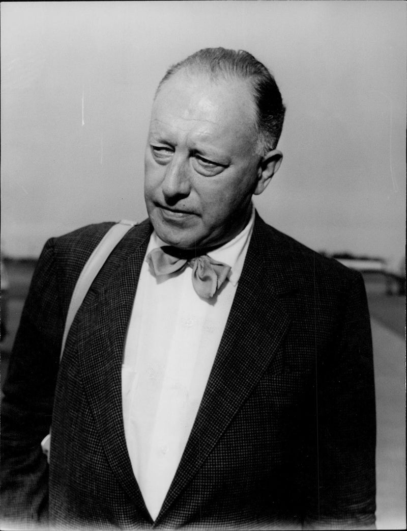 "Ghost writer" CD Jackson arrived at Bromma to holidaying in Sweden - Vintage Photograph