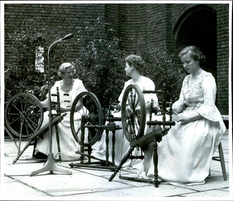 Three spinning princesses in the game if the singing leaves when the county SLU amateurs built Jeanna Oterdahls musical comedy - Vintage Photograph