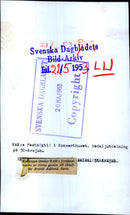 KAK's 50th anniversary was celebrated at the Concert Hall, including with the distribution of medals. The king leaves the KAK's fÃ¶rtj.mÃ¤rke of 1st degree to the driver Asplund. - Vintage Photograph