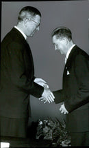 KAK's 50th anniversary was celebrated at the Concert Hall, including with the distribution of medals. The king leaves the KAK's fÃ¶rtj.mÃ¤rke of 1st degree to the driver Asplund. - Vintage Photograph