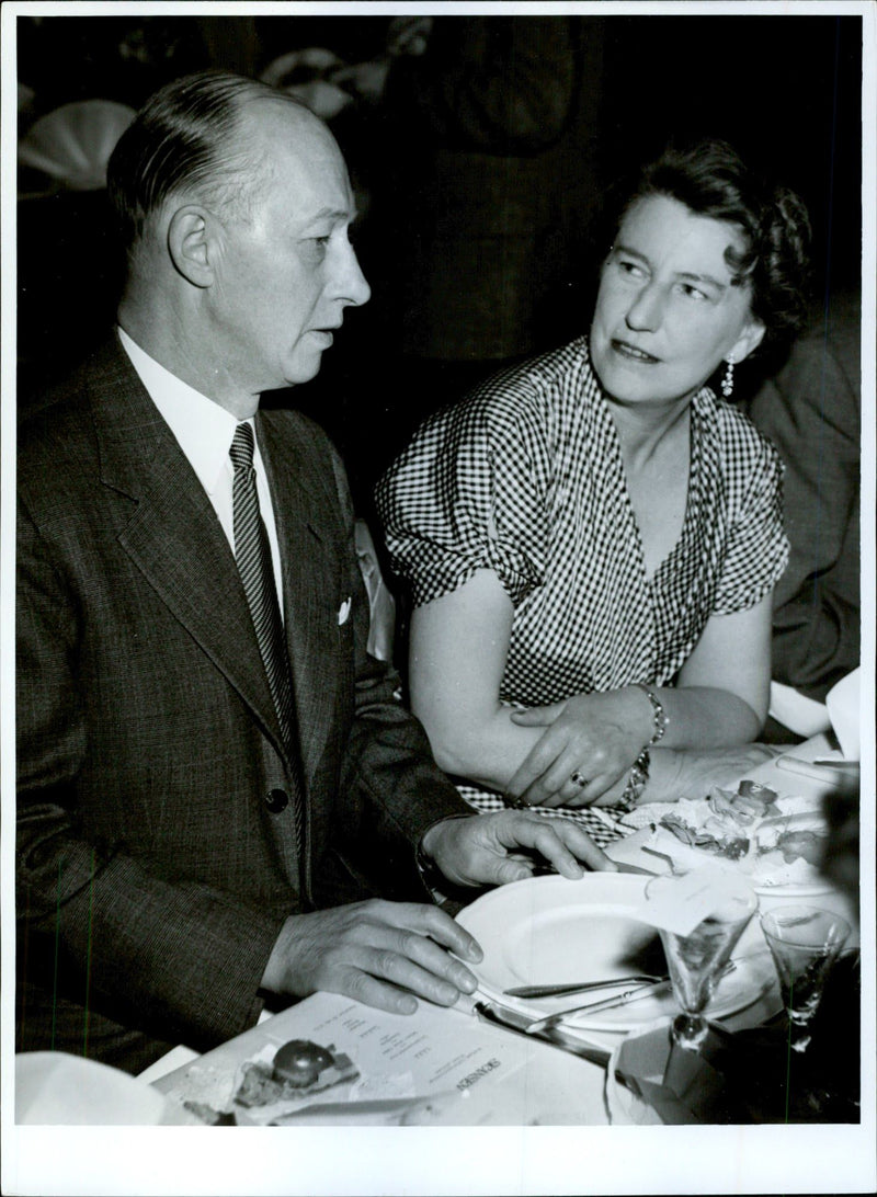 Writer's Association 60-Ã¥rsjubilerar with dinner at HÃ¶gloftet. The writer Eyvind Johnson and Suzanne Lang Infact at the table. - Vintage Photograph