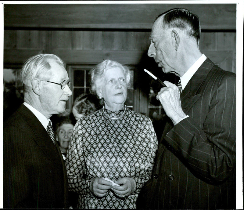 Writer's Association 60-Ã¥rsjubilerar with dinner at HÃ¶gloftet. The evening's host Prince Wilhelm with Gurli Hertzman-Ericson and lawyer Ulf von Konow. - Vintage Photograph