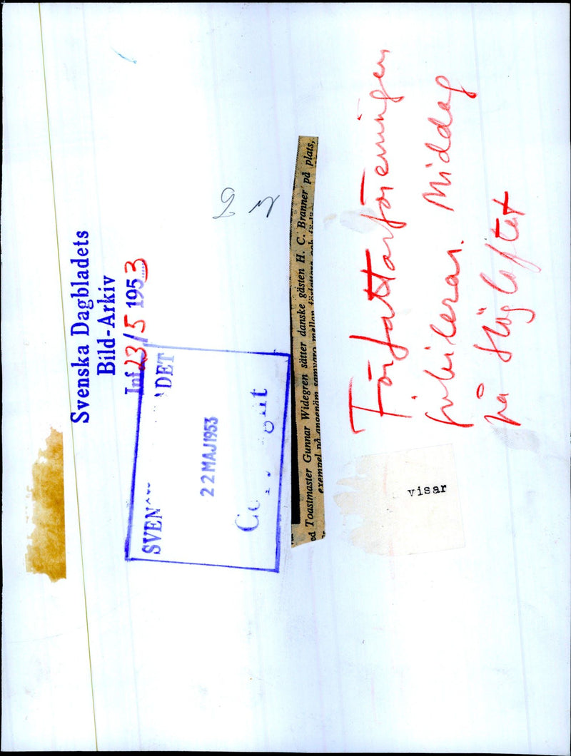 Writer's Association 60-Ã¥rsjubilerar with dinner at HÃ¶gloftet. Toastmaster Gunnar Widegren with Danish guest HC Branner. - Vintage Photograph