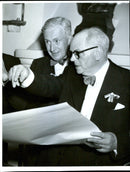 Writer's Association 60-Ã¥rsjubilerar with dinner at HÃ¶gloftet. Toastmaster Gunnar Widegren with Danish guest HC Branner. - Vintage Photograph