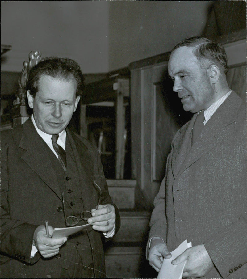 Stockholm Family-tank discussing the housing problems - 31 March 1942 - Vintage Photograph