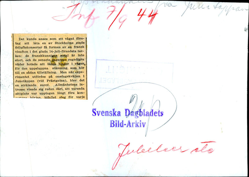 Stockholm's open-air concert in Juno plot at PrÃ¤stgatan was a success - 7 September 1944 - Vintage Photograph