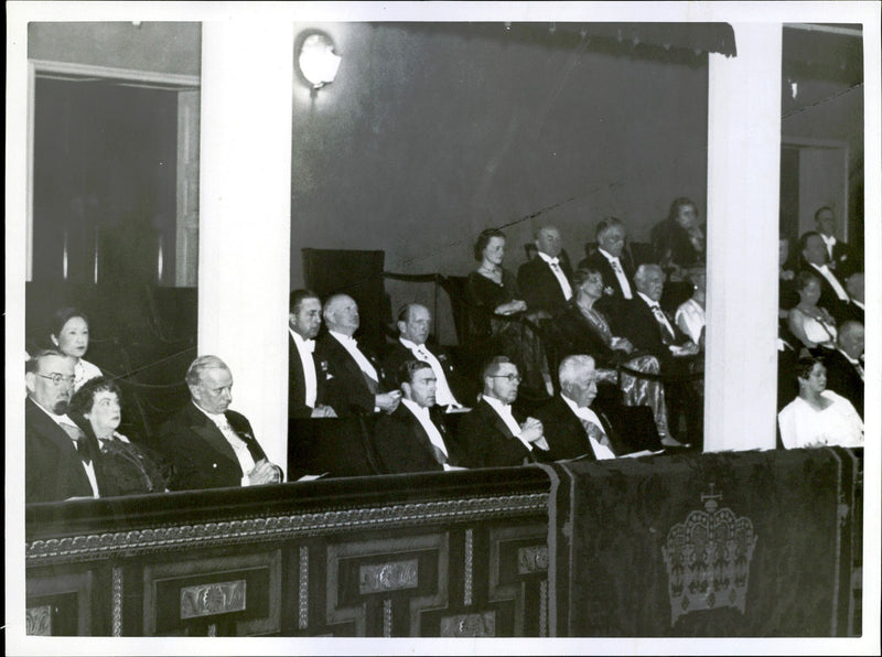 Society Sweden-Finland celebrates the gift. Svinhufvud in the Concert Hall. - 1 December 1936 - Vintage Photograph