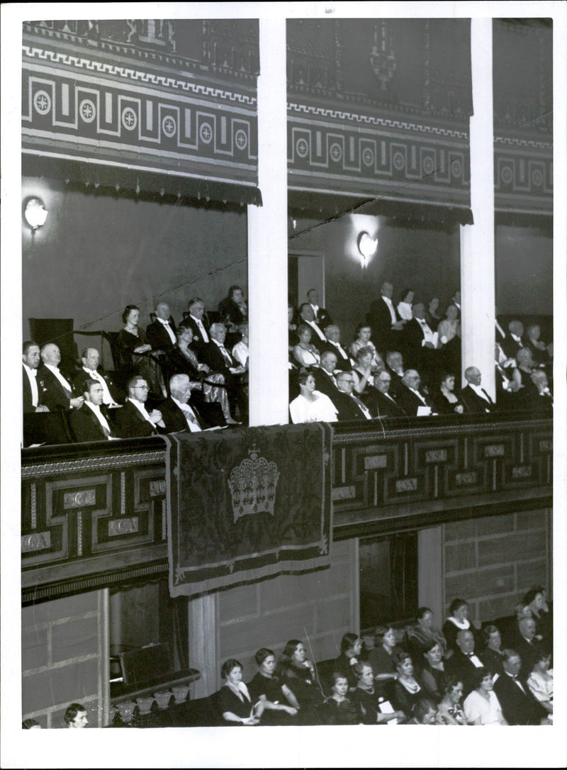 Society Sweden-Finland celebrates the gift. Svinhufvud in the Concert Hall. - 1 December 1936 - Vintage Photograph