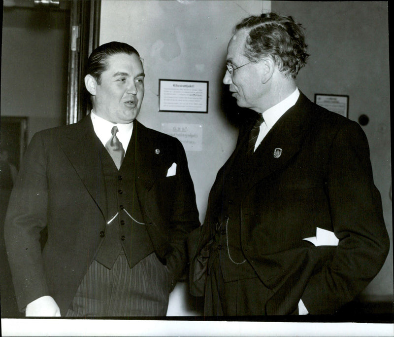 Cooperative Association's anniversary congress in the Concert Hall. Albin Johansson talks with Jussi BjÃ¶rling - 26 May 1944 - Vintage Photograph