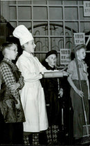 "The proud masters show" sung by young savers during festsoarÃ©n Concert Hall - 31 October 1943 - Vintage Photograph