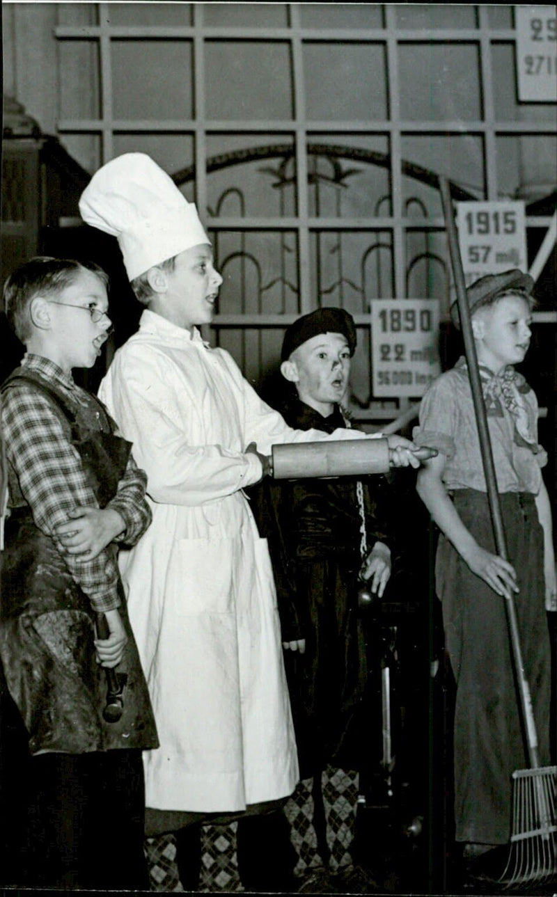 "The proud masters show" sung by young savers during festsoarÃ©n Concert Hall - 31 October 1943 - Vintage Photograph