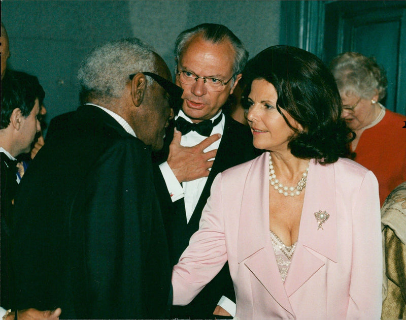 Polar Prize winner Ray Charles, King Carl XVI Gustaf and Queen Silvia at the Polar Music Awards. - Vintage Photograph