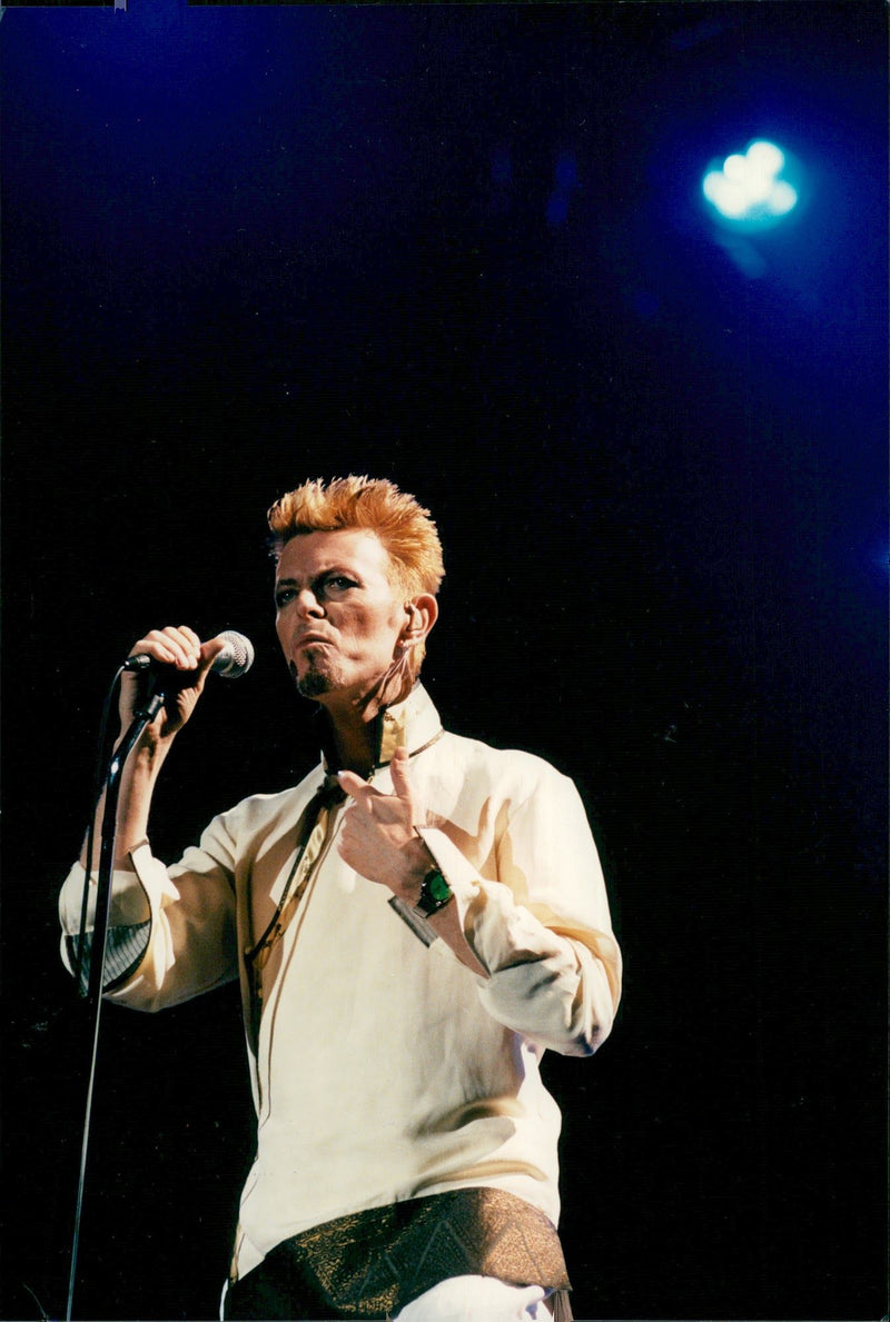 David Bowie appears on the Pare des Princes stadium. - Vintage Photograph