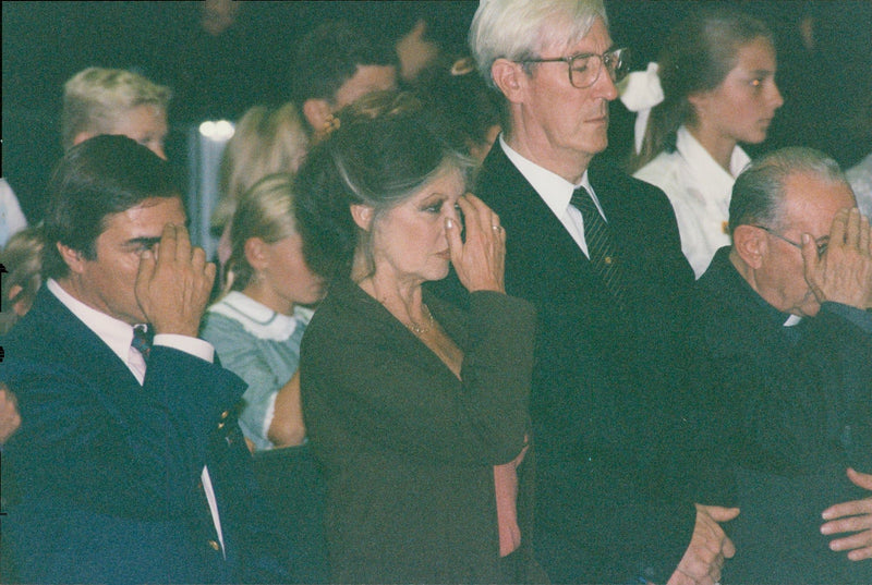 Brigitte Bardot meets Pope John Paul II on the occasion of animal rights - Vintage Photograph